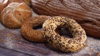 Lezzetli organik çörekler, çörekler ve masada tahıllı çavdar ekmeği.