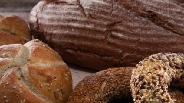 Zblízka Chutné Organické Buchty Bagely Žitný Chléb Obilím Stole — Stock video