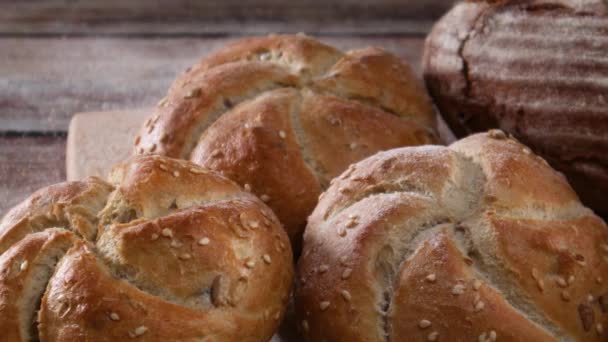 Närbild Hälsosamma Bageriprodukter Ekologiska Bullar Bagels Och Rågbröd — Stockvideo