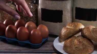Masadan bir yumurta, un ve yulaf ezmesi al.