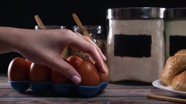 Masadan bir yumurta, un ve yulaf ezmesi al.