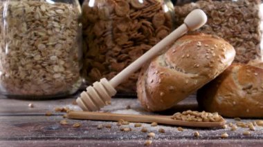 Kahvaltı için taze süt, çörek ve yulaf ezmesini masaya koyun.