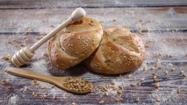 Kahvaltı için taze süt, çörek ve yulaf ezmesini masaya koyun.