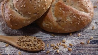 İki organik çöreği susamlı ve tahıllı tahta kaşıkla kapat.