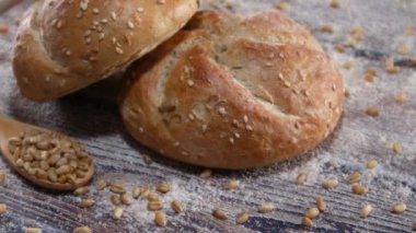 İki organik çöreği susamlı ve tahıllı tahta kaşıkla kapat.