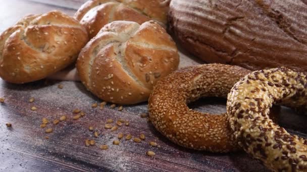 Zbliżenie Zdrowych Produktów Piekarniczych Bułek Ekologicznych Bajgli Chleba Żytniego — Wideo stockowe