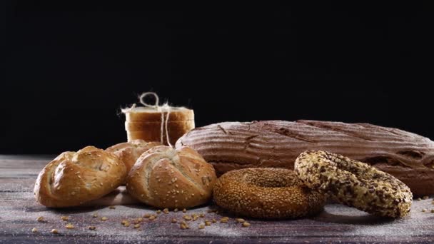 Προϊόντα Αρτοποιίας Ψωμί Βιολογικής Σίκαλης Ψωμάκια Κουλούρια Ξύλινο Τραπέζι Και — Αρχείο Βίντεο