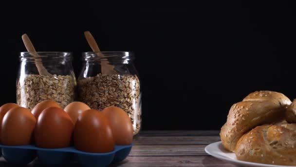 Leg Met Hand Witte Bloem Volkorenmeel Tafel Met Broodjes Eieren — Stockvideo