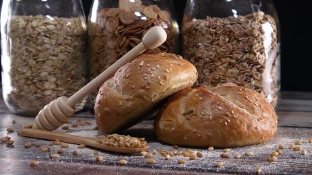 早餐时把新鲜牛奶 面包和燕麦片放在桌上 — 图库视频影像