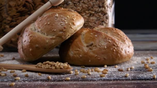 Primer Plano Leche Fresca Bollos Avena Mesa Para Desayuno — Vídeos de Stock