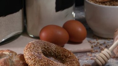 Yemek pişirme ve yemek pişirme ürünlerini masaya bırakın.