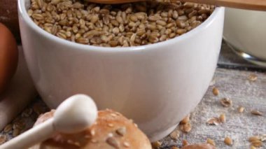 Yemek pişirme ve yemek pişirme ürünlerini masaya bırakın.