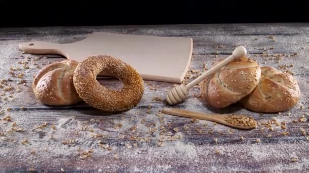 Baker Colocar Pão Centeio Orgânico Fresco Tábua Corte Mesa Com — Vídeo de Stock