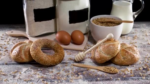 Verse Bakkerijbenodigdheden Melk Eieren Bloem Graan Broodjes Bagels Met Milieuvriendelijke — Stockvideo