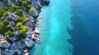 Farklı mavi gök mavisi tonları olan inanılmaz deniz kıyıları. Egzotik deniz manzarası
