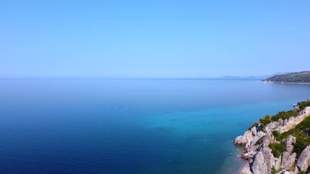 Malá Pláž Modrém Čistém Moři Obklopená Velkými Skalami Zelení Letecký — Stock video