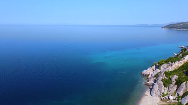 Piccola Spiaggia Sul Mare Azzurro Limpido Circondata Grandi Scogli Verde — Video Stock