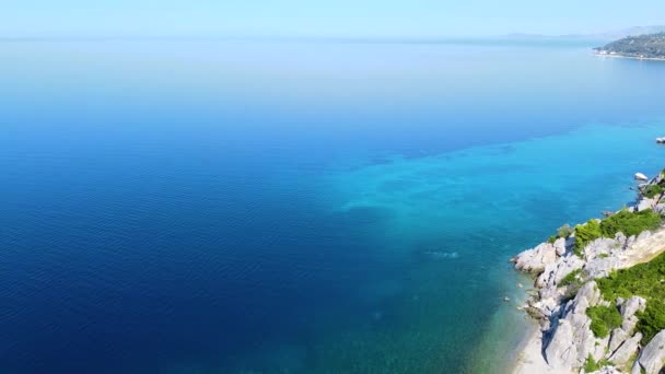 Piccola Spiaggia Sul Mare Azzurro Limpido Circondata Grandi Scogli Verde — Video Stock