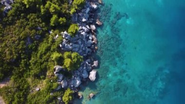 Farklı mavi gök mavisi tonları olan inanılmaz deniz kıyıları. Egzotik deniz manzarası