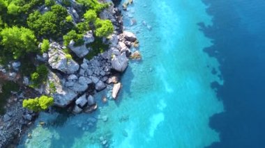 Farklı mavi gök mavisi tonları olan inanılmaz deniz kıyıları. Egzotik deniz manzarası