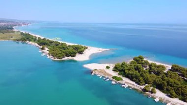 Limana yanaşmak için lagüne girmek üzere iki kumsal arasında gemiler ve tekneler için geçiş. Hava görünümü