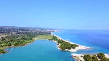 Limana yanaşmak için lagüne girmek üzere iki kumsal arasında gemiler ve tekneler için geçiş. Hava görünümü