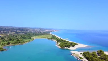 Limana yanaşmak için lagüne girmek üzere iki kumsal arasında gemiler ve tekneler için geçiş. Hava görünümü
