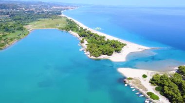 Limana yanaşmak için lagüne girmek üzere iki kumsal arasında gemiler ve tekneler için geçiş. Hava görünümü
