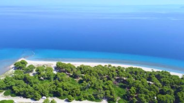 Kum plajları, yeşil ağaçları ve kenetlenme için rıhtımı olan inanılmaz mavi göl adası. Hava görünümü
