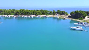 Limandaki sürat tekneleri, sürat tekneleri ve açık mavi deniz manzarası.