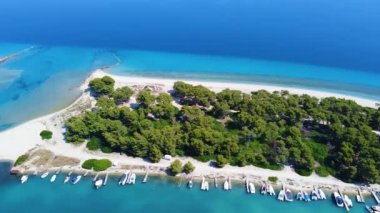Kum plajları, yeşil ağaçları ve kenetlenme için rıhtımı olan inanılmaz mavi göl adası. Hava görünümü