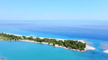 Limana yanaşmak için lagüne girmek üzere iki kumsal arasında gemiler ve tekneler için geçiş. Hava görünümü