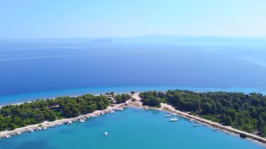 Limandaki sürat tekneleri, sürat tekneleri ve açık mavi deniz manzarası.
