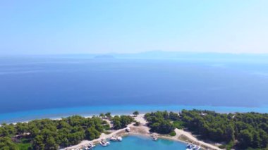 Limandaki sürat tekneleri, sürat tekneleri ve açık mavi deniz manzarası.