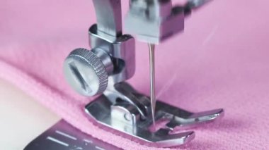 İğne hareketine ve dikiş makinesine yakın durun. Pembe kumaş dikiyorum.