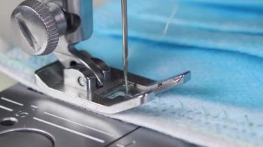 Sol sağ hareket eden dikiş makinesinin iğnesini kapat ve covdi-19 yüz maskesi dik