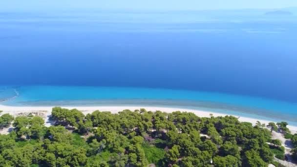 砂のビーチと緑の木とドッキングモーターボートのためのドックと素晴らしい青いラグーンの島 空中風景 — ストック動画