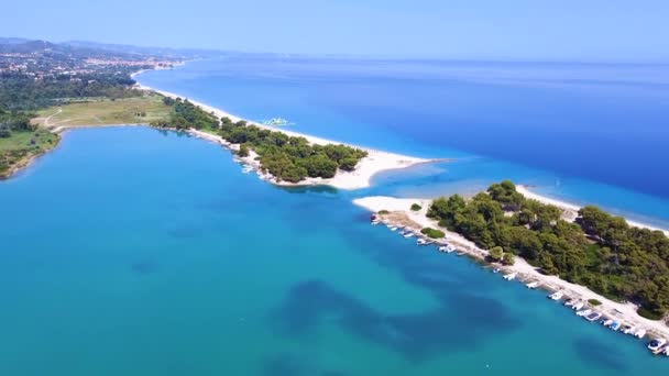 Πέρασμα Για Πλοία Και Βάρκες Ανάμεσα Δύο Αμμουδιές Για Είσοδο — Αρχείο Βίντεο