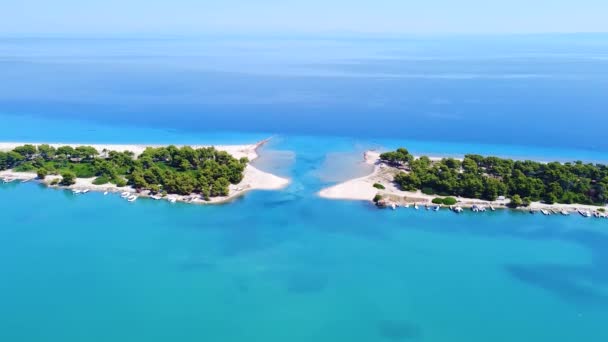 Przejście Dla Statków Łodzi Między Dwoma Piaszczystymi Plażami Wejścia Laguny — Wideo stockowe