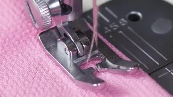Fechar Agulha Movendo Costurando Máquina Costura Costura Material Rosa — Vídeo de Stock