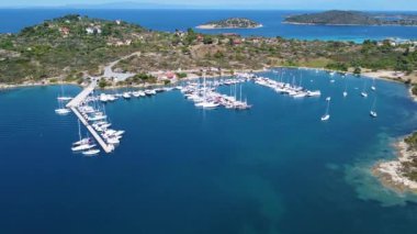 Limana yanaşmış sürat tekneleri ve motorlu botların hava görüntüsü. Limanı ve gemileri olan güzel mavi deniz.