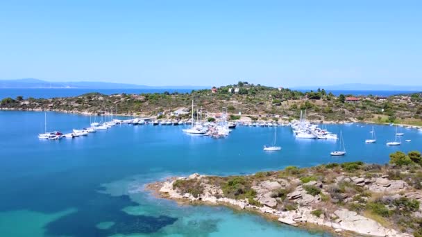 港にドッキングスピードボートやモーターボートの空中ビュー 港や船と美しい青い海 — ストック動画