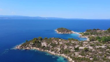 Ağaçlı, plajlı ve mavi berrak denizli tropik deniz manzarası