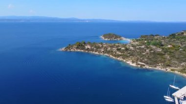 Ağaçlı, plajlı ve mavi berrak denizli tropik deniz manzarası