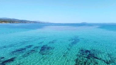 İnanılmaz masmavi sakin ve berrak su ile şeffaf deniz yüzeyi
