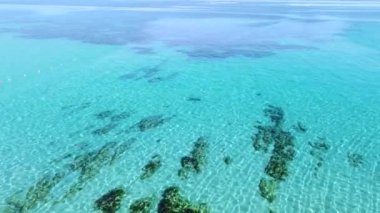 İnanılmaz masmavi sakin ve berrak su ile şeffaf deniz yüzeyi