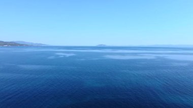 İnanılmaz masmavi sakin ve berrak su ile şeffaf deniz yüzeyi
