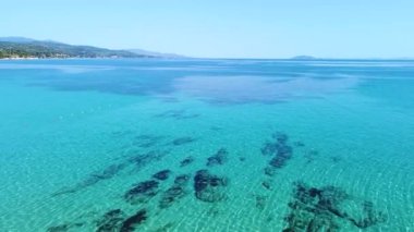 İnanılmaz masmavi sakin ve berrak su ile şeffaf deniz yüzeyi