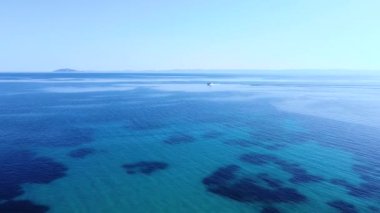 İnanılmaz masmavi sakin ve berrak su ile şeffaf deniz yüzeyi