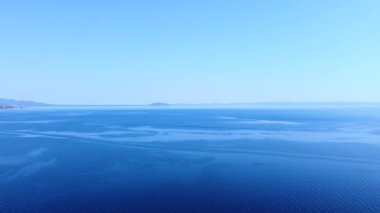 Yaz mevsiminde sakin mavi deniz suyunun insansız hava aracı görüntüsü.